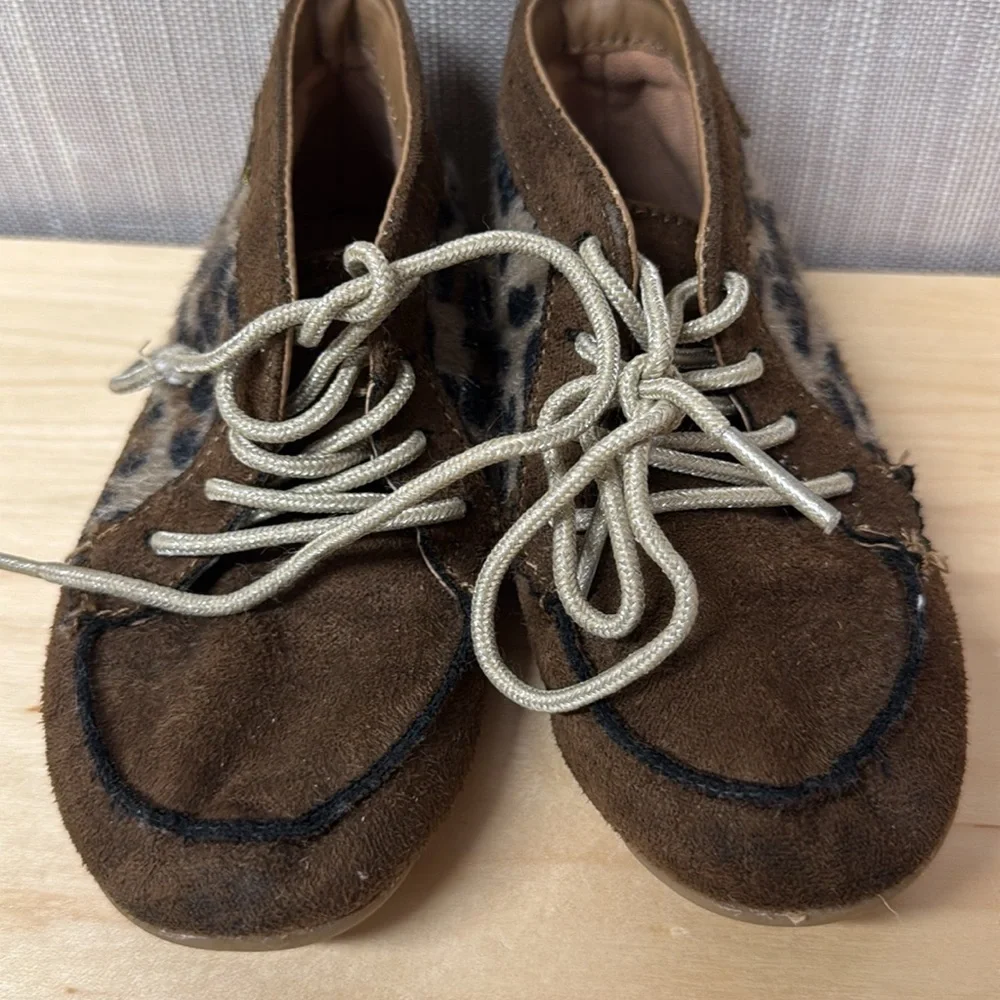 OshKosh‎ Brown suede Leopard animal print lace up moccasin Shoes size 9